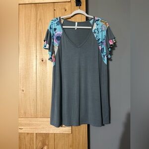 Floral Sleeve Gray Top size 1XL